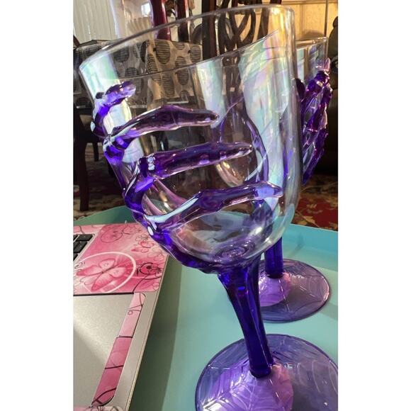 DRINKING GLASSES RESIN Lot Of 2 Purple‎ Skeleton Hand Resin Wine Glasses - Picture 7 of 9